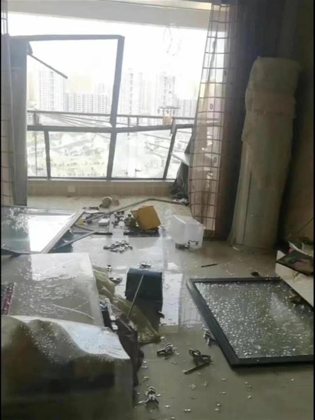 南昌强对流天气致4死10余人伤，不少阳台玻璃被大风损毁，车辆被吹翻